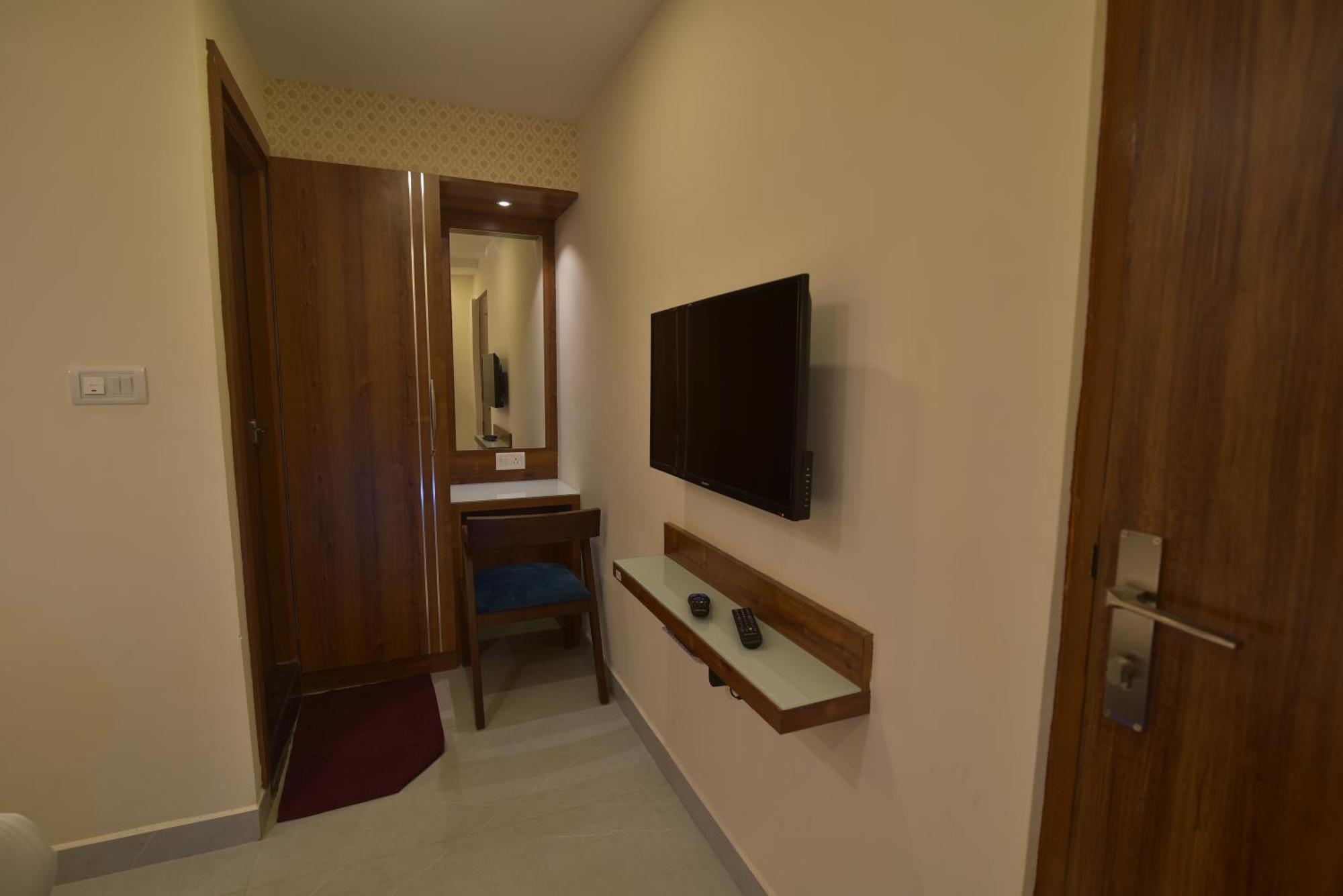 Address 24 Inn Бангалор Экстерьер фото